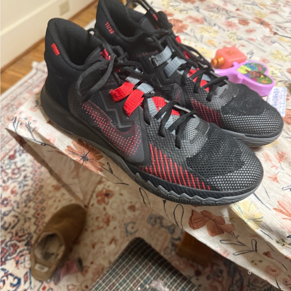 Nike Kyrie Flytrap V - image 2